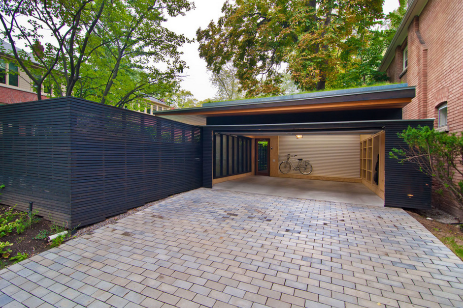 Красивый двор с гаражом