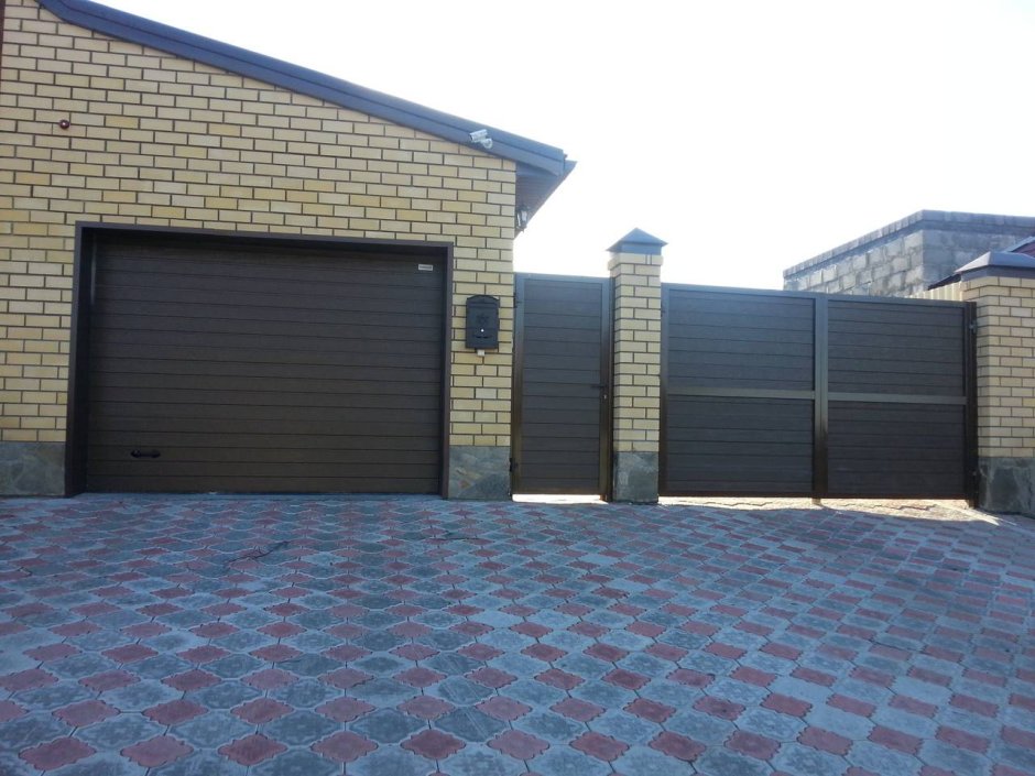 Гараж в заборе