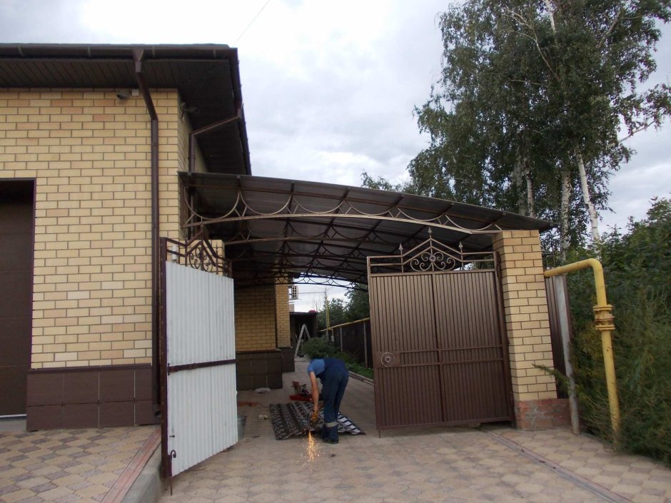 Навес из профнастила между домом и гаражом