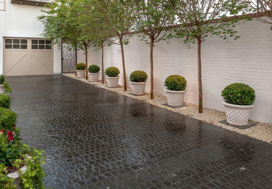 Узкий двор в частном доме