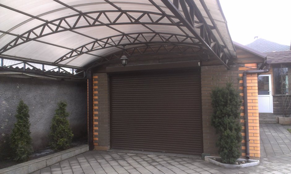 Навес для машины перед гаражом