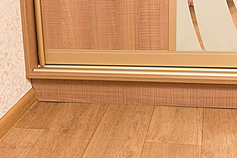 Стык плинтуса quick Step и наличника