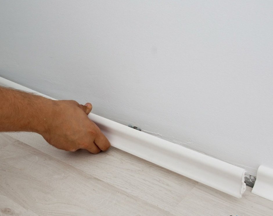 Стык деревянного плинтуса