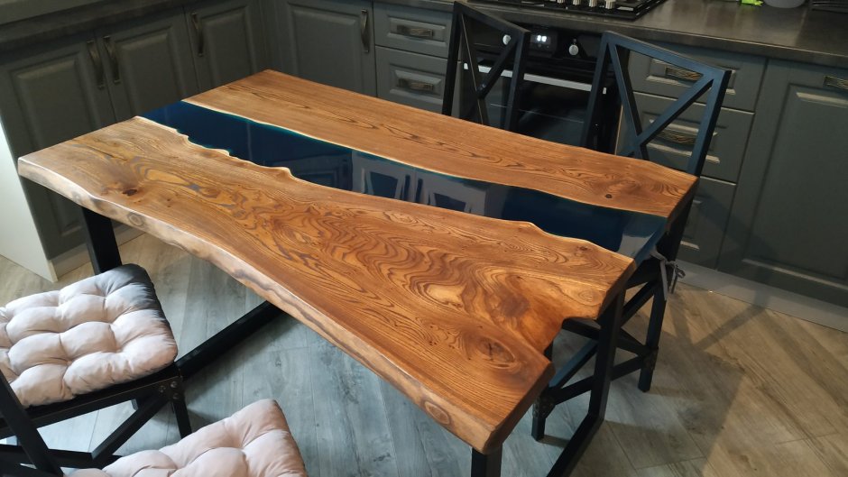 Стол из слэба дерева с эпоксидной смолой