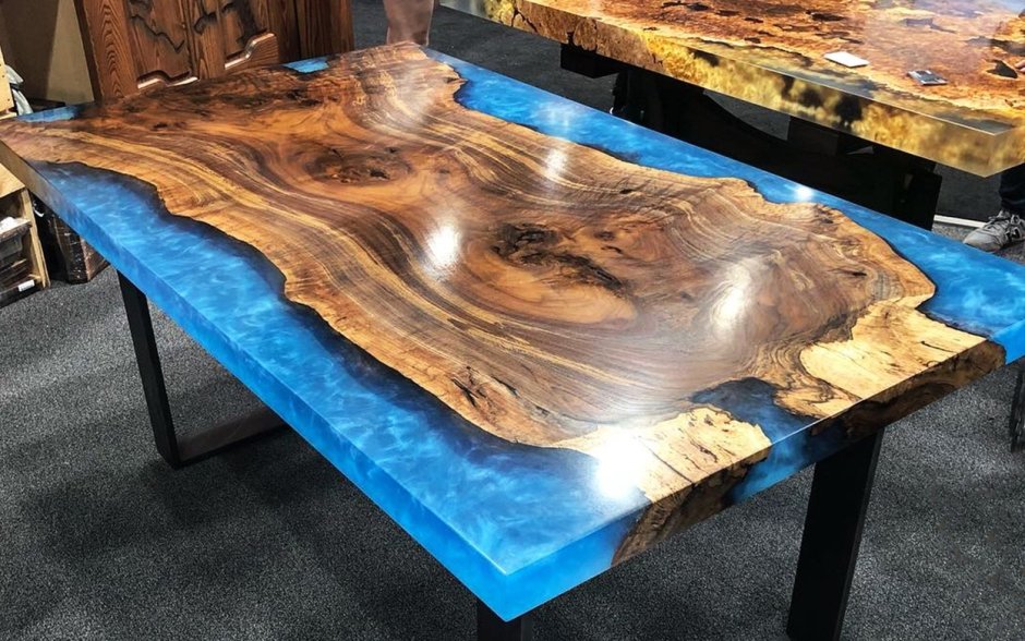 Стол с эпоксидной смолой