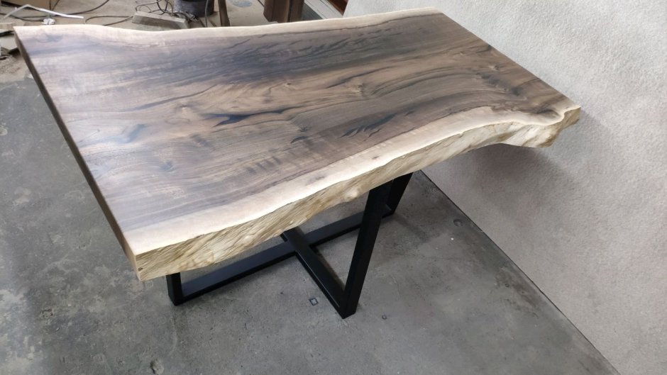 Столешница из необработанного дерева