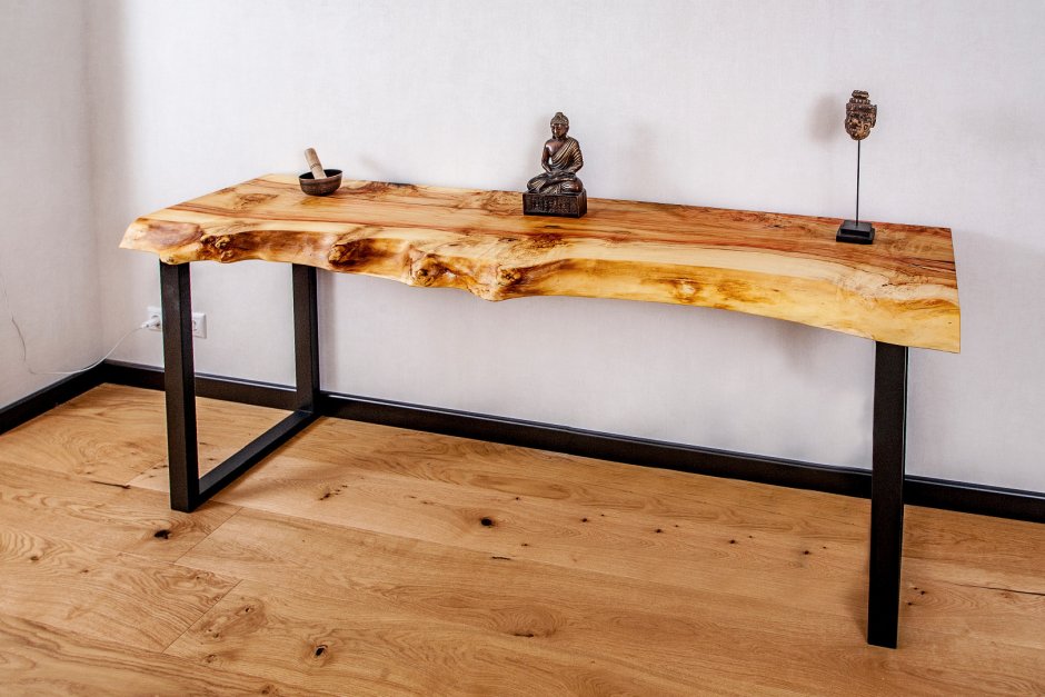 Стол из цельного куска дерева