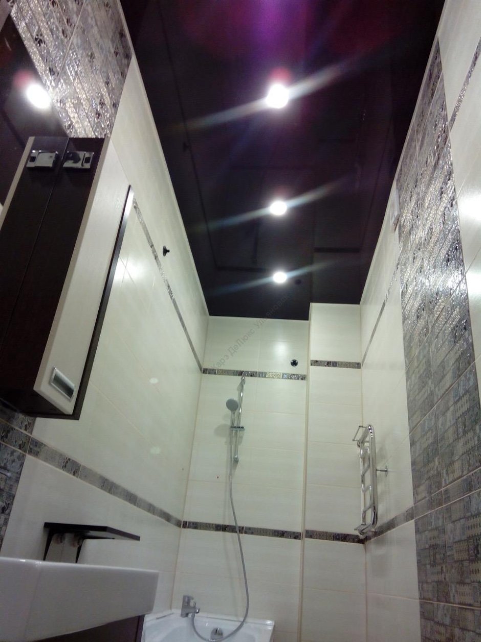 Черный потолок в ванной