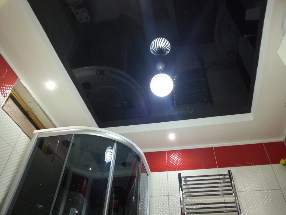 Черный глянцевый потолок в ванной