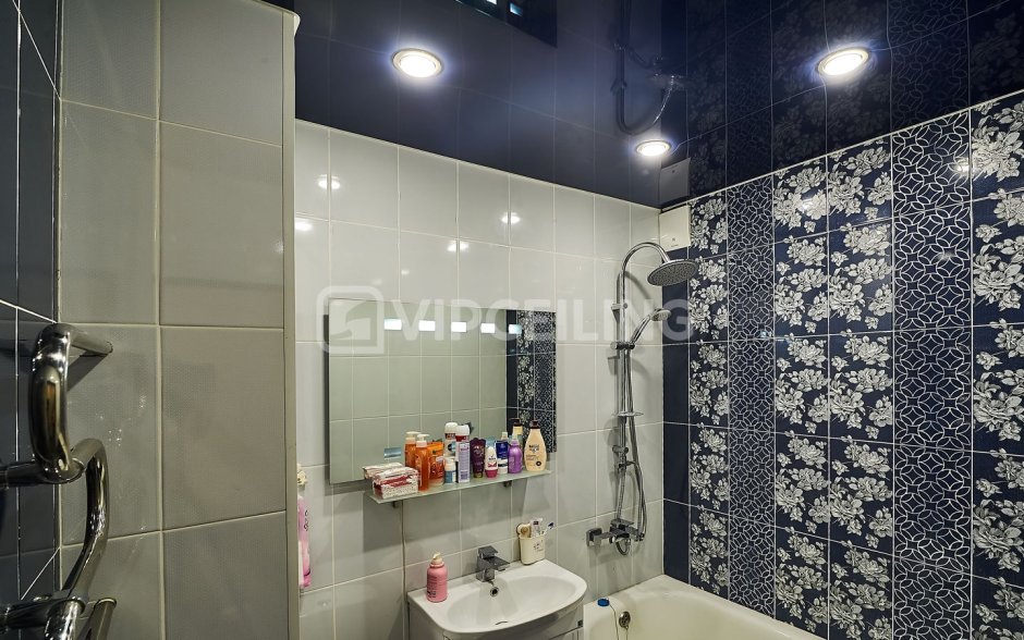 Черный натяжной потолок в ванной