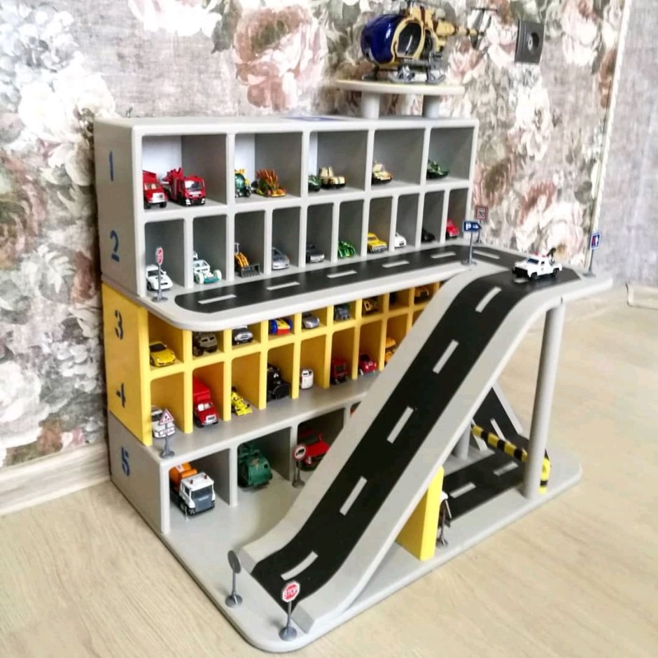 Деревянная парковка для машинок