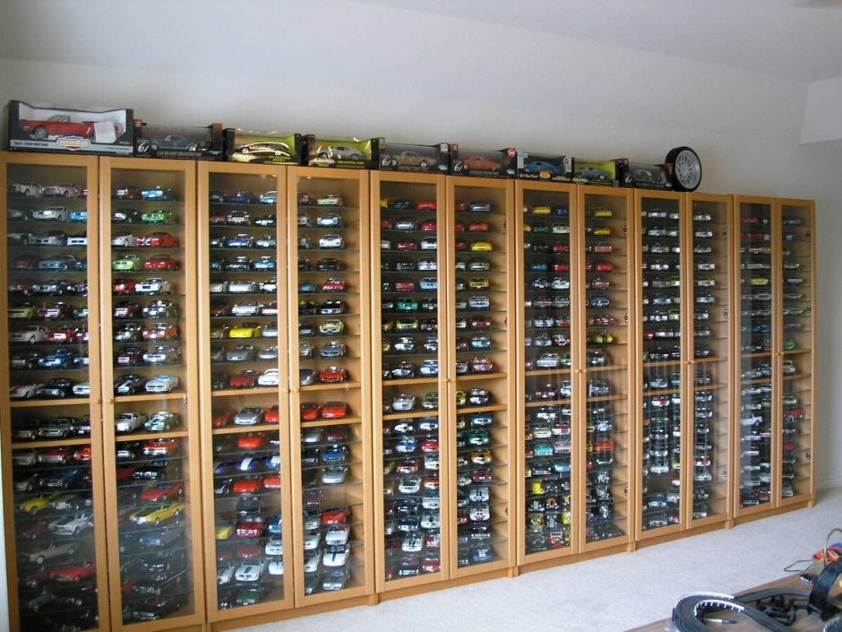 Стеллаж для моделей автомобилей с подсветкой