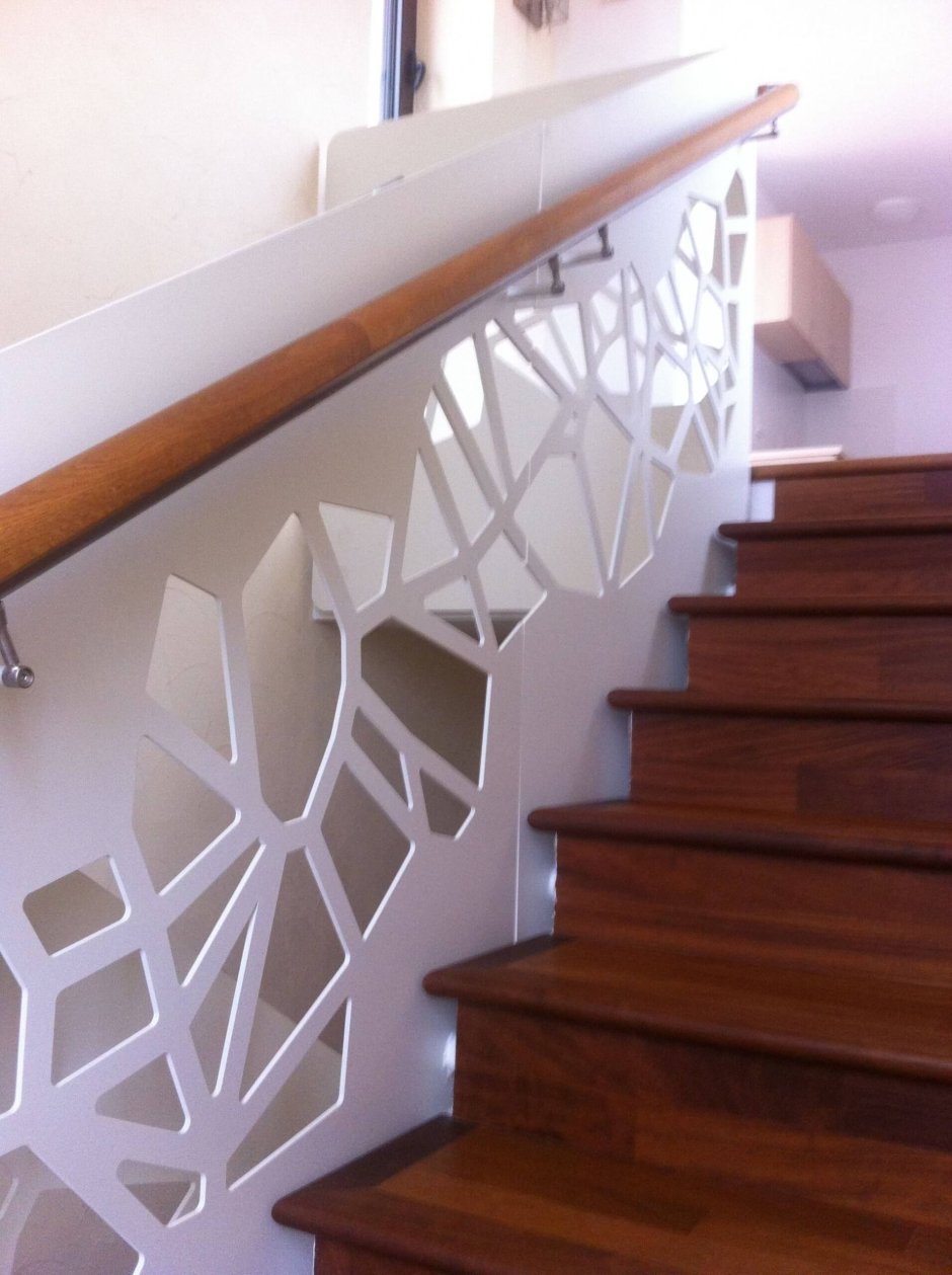 Перила по стене для лестницы
