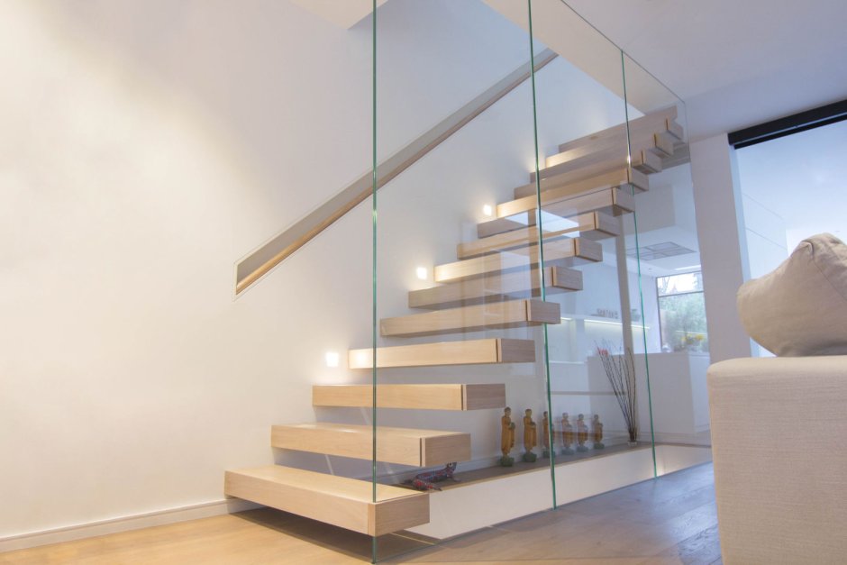 Обшивка под лестницей