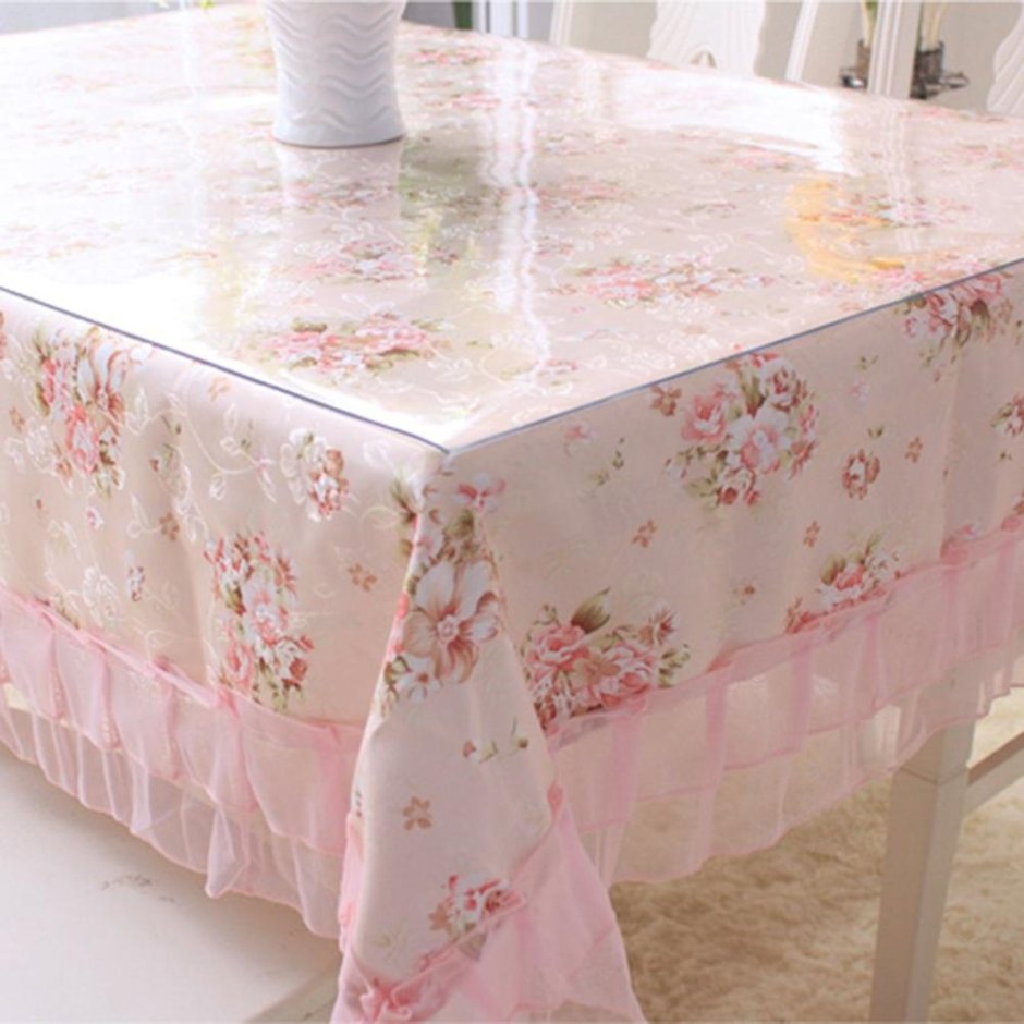 Прозрачная скатерть на кухне