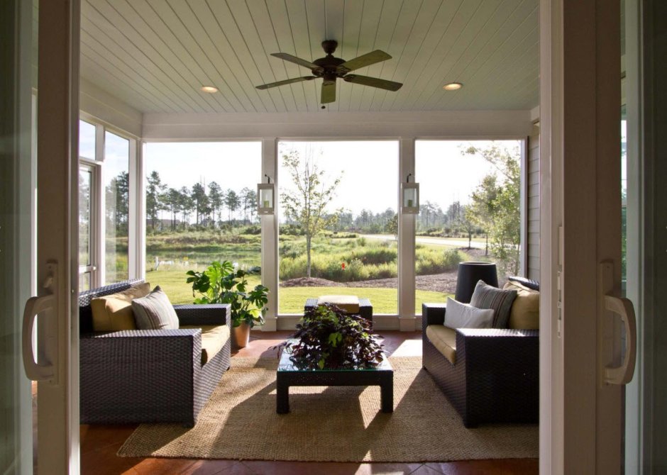 Большие окна на веранде