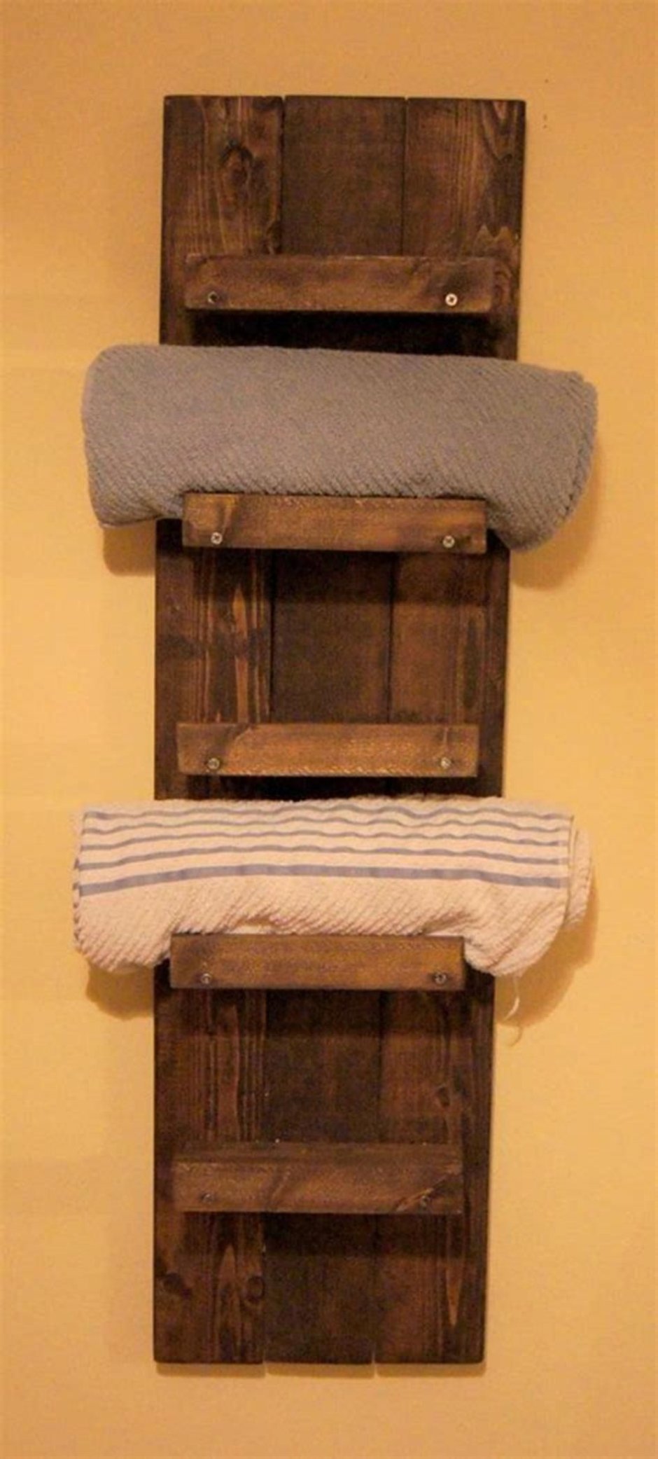 Полочки в баню для полотенец