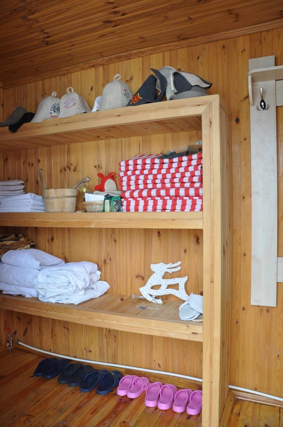 Полочки в баню для полотенец