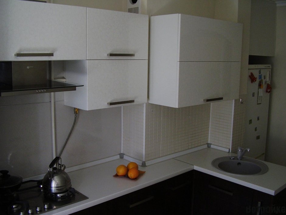 Угловая кухня с коробом под трубы