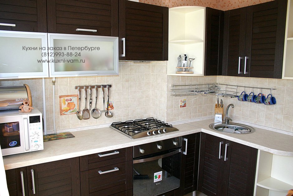 Угловая кухня с шахтой в углу