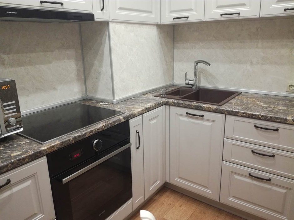 Угловая кухня с вентиляционным коробом в углу