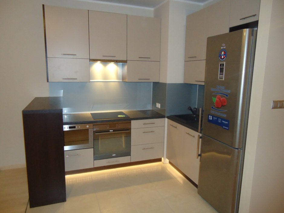 Угловая встроенная кухня с холодильником