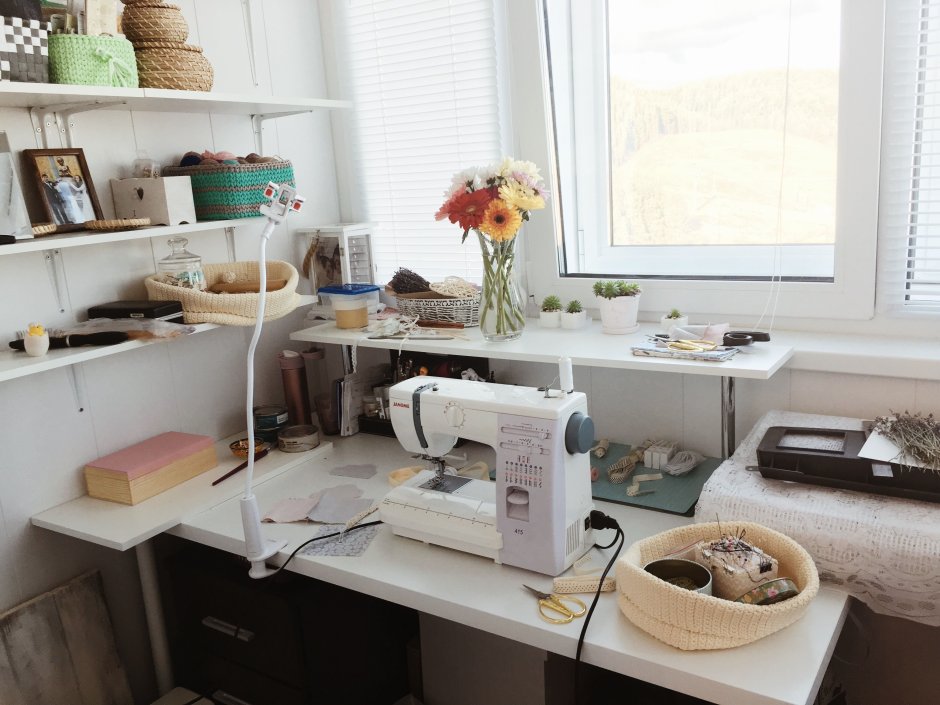 Рабочее место для рукоделия у окна