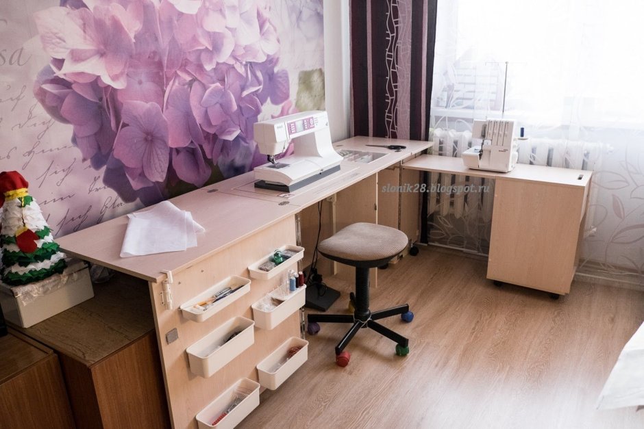 Стол для швеи в квартире