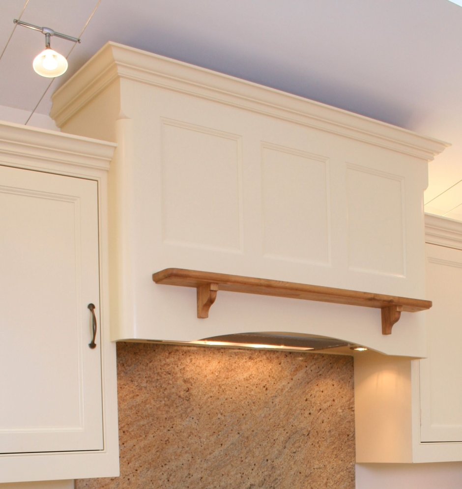 Кухонная полка над вытяжкой