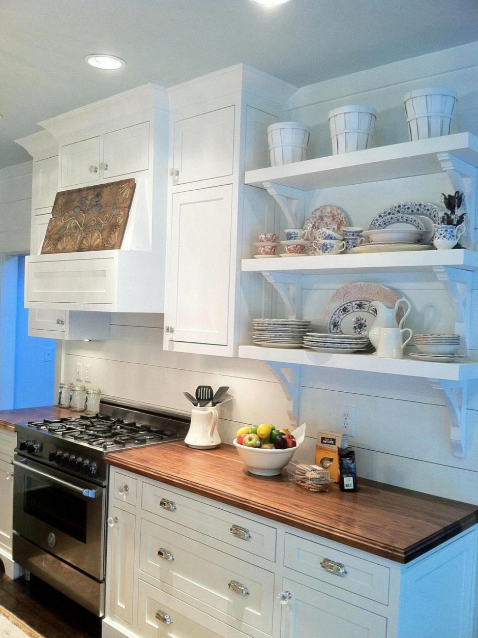 Открытые полки над плитой