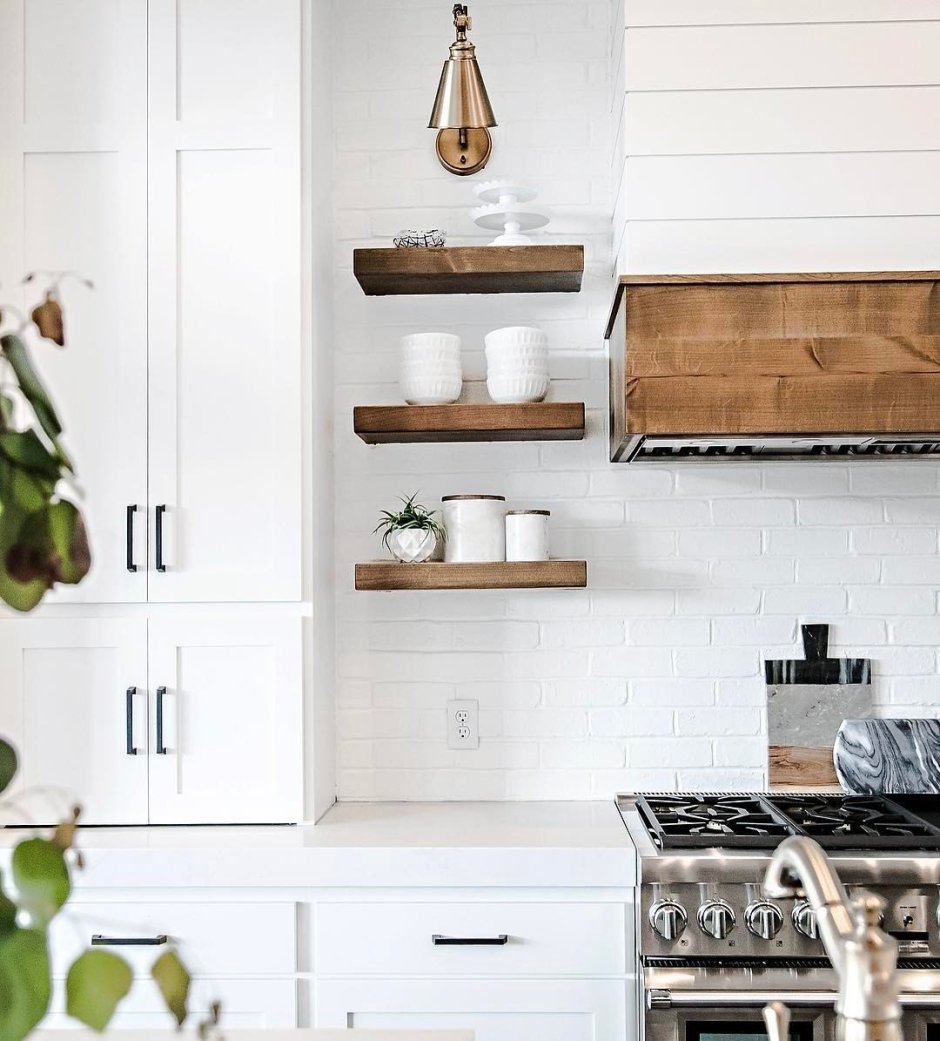 Кухня с вытяжкой и открытыми полками