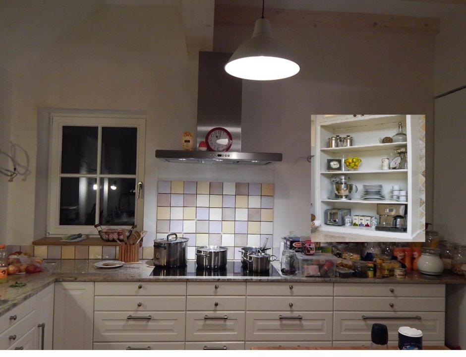 Кухни с открытыми полками возле вытяжки