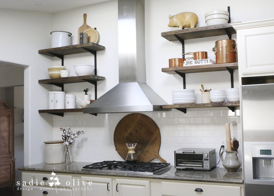 Вытяжка на кухне с полками