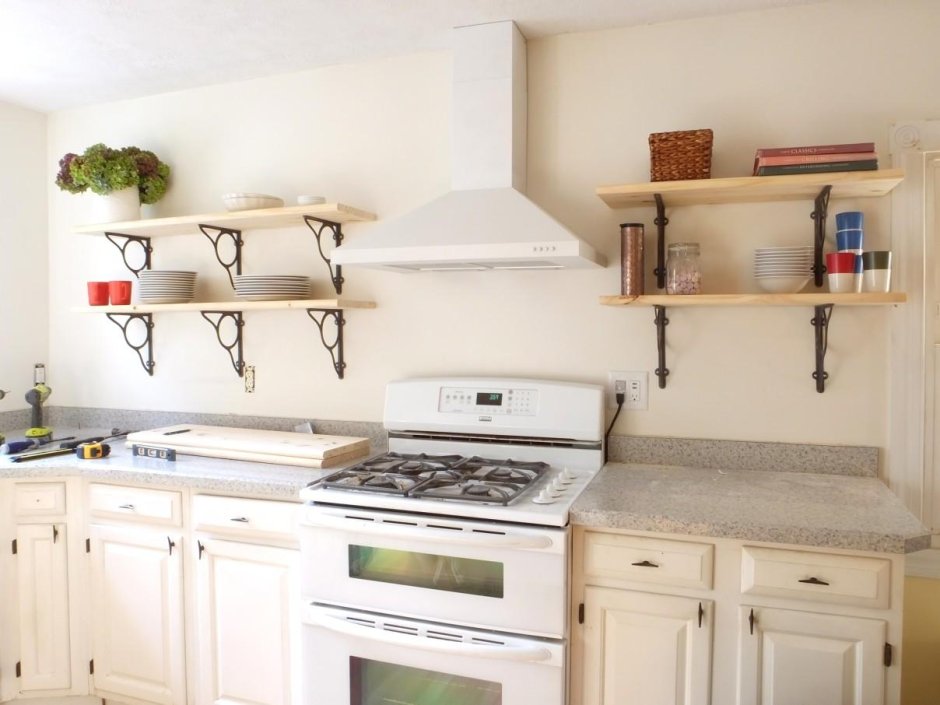 Полки над плитой на кухне