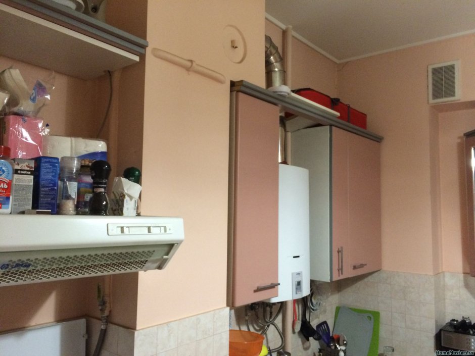 Вытяжка над газовой плитой в квартире