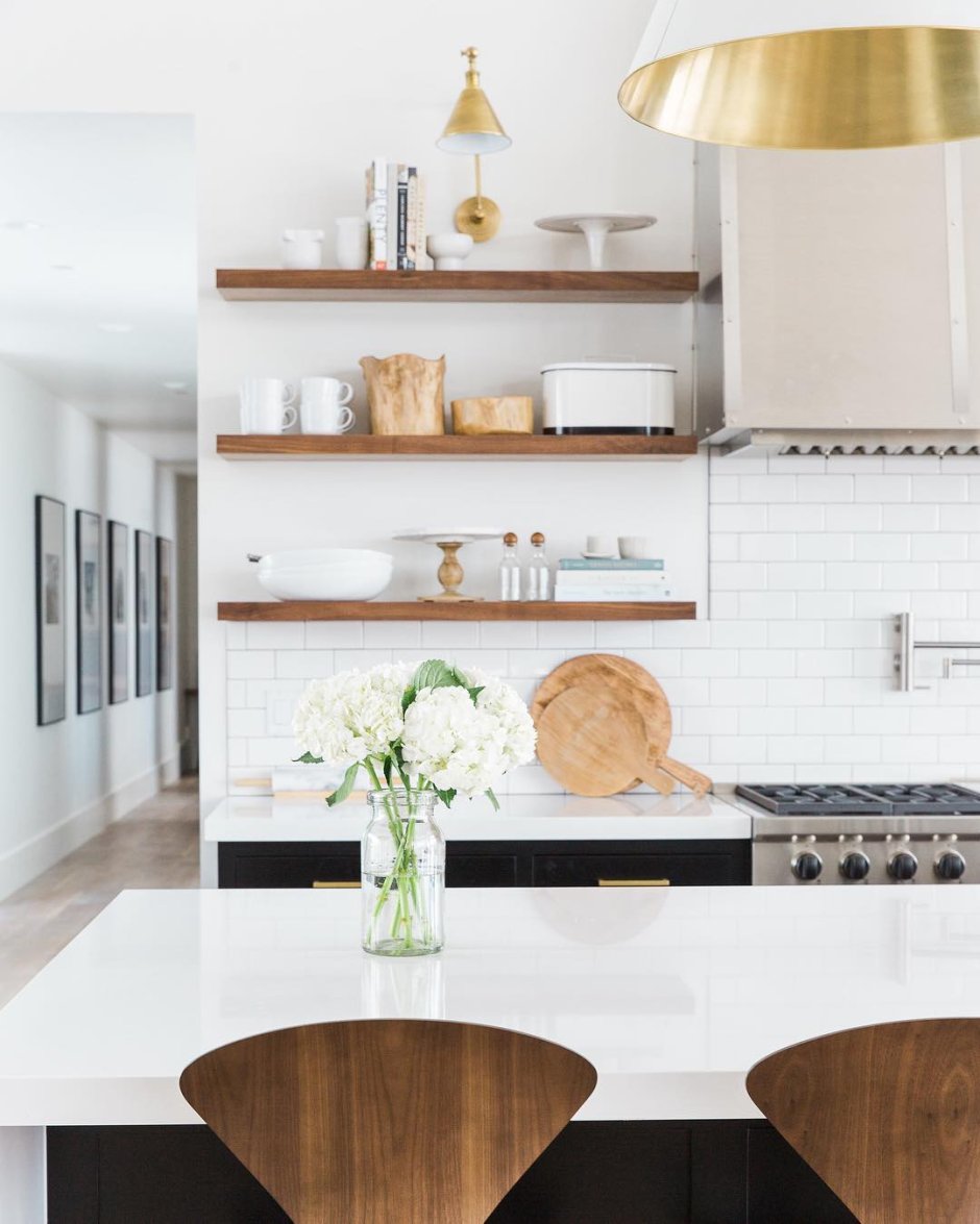 Вытяжка и открытые полки