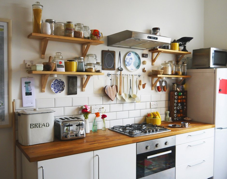 Полка над плитой на кухне
