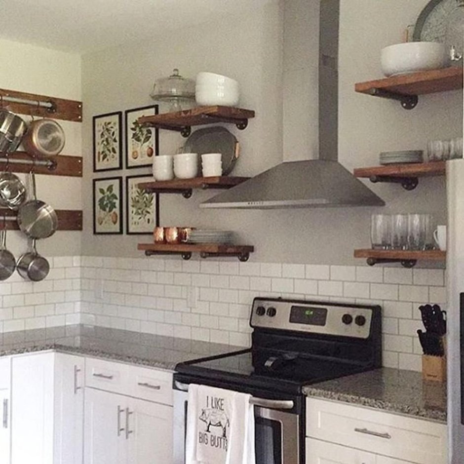 Кухня с вытяжкой и открытыми полками