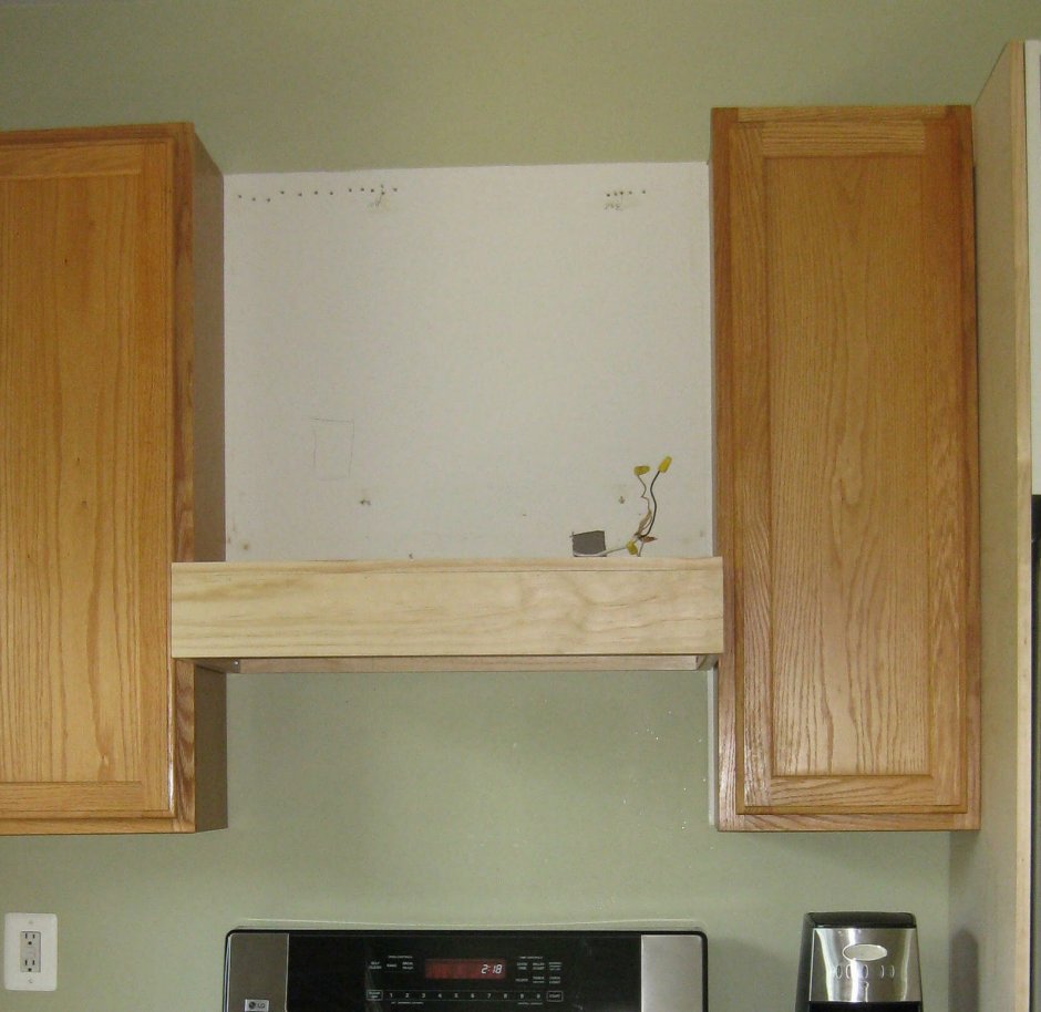 Кухня с полками над плитой