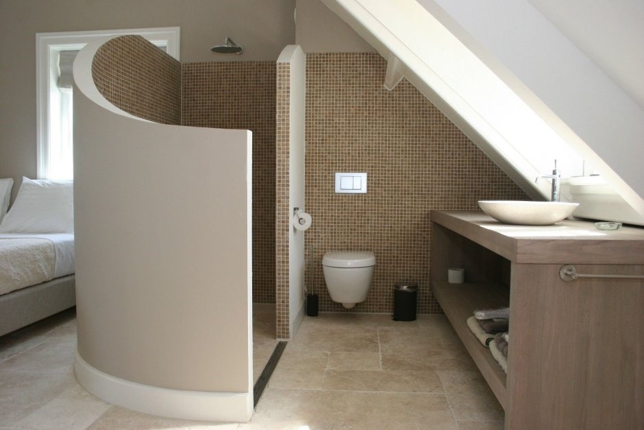 Угловая ванна с мансардным окном