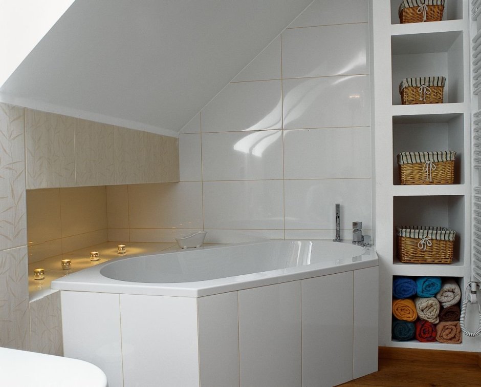 Ванная с наклонным потолком