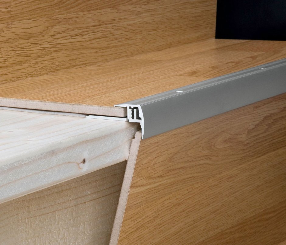 Уголок на ступени из ламината