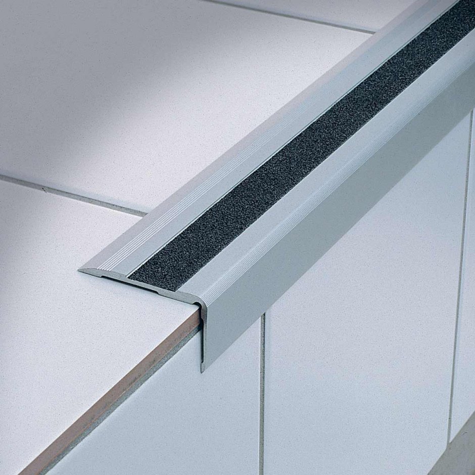 Углозащитный профиль для ступеней