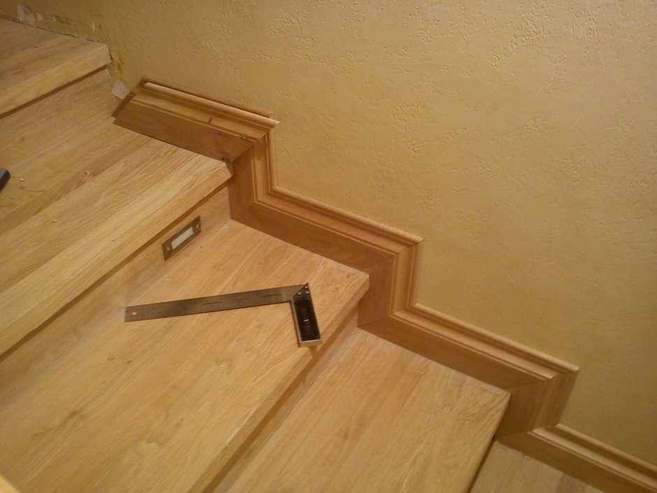 Плинтус на лестнице