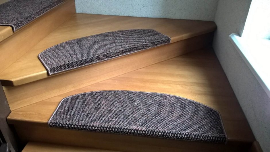 Антискользящие накладки на ступени деревянной лестницы