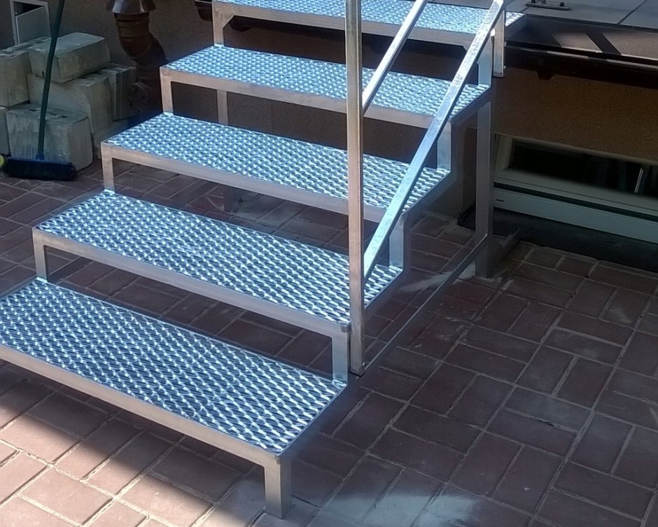 Просечно вытяжной профиль лестница