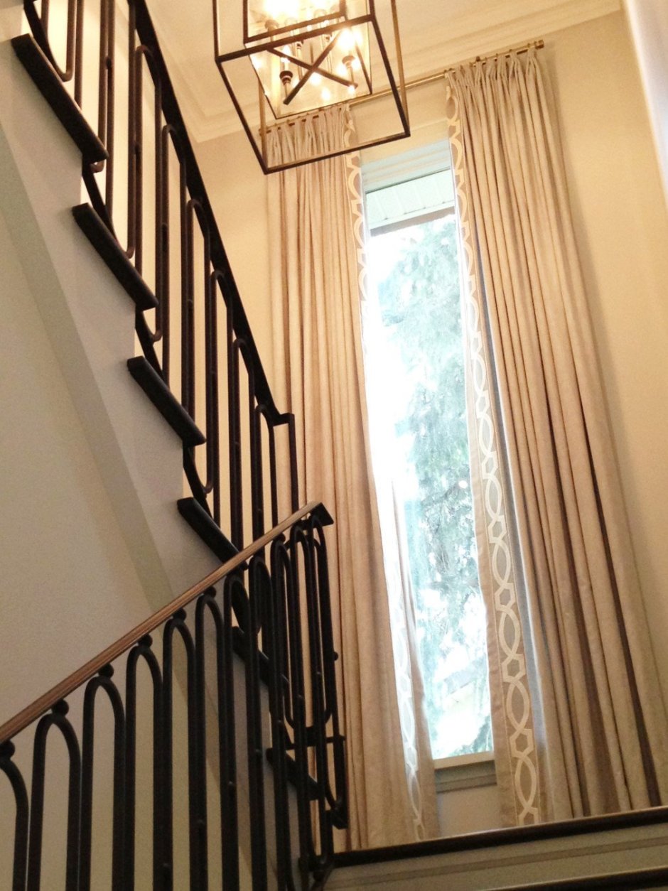 Окно на лестнице в частном доме