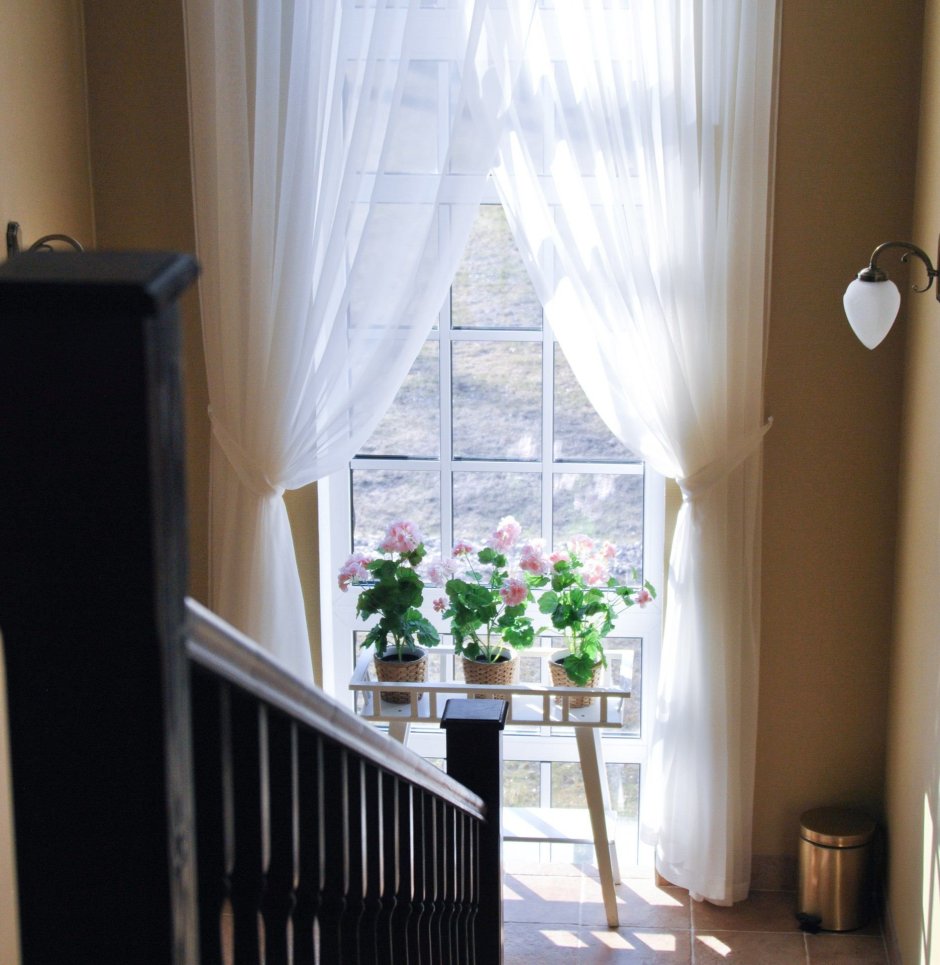 Шторы над лестничным окном