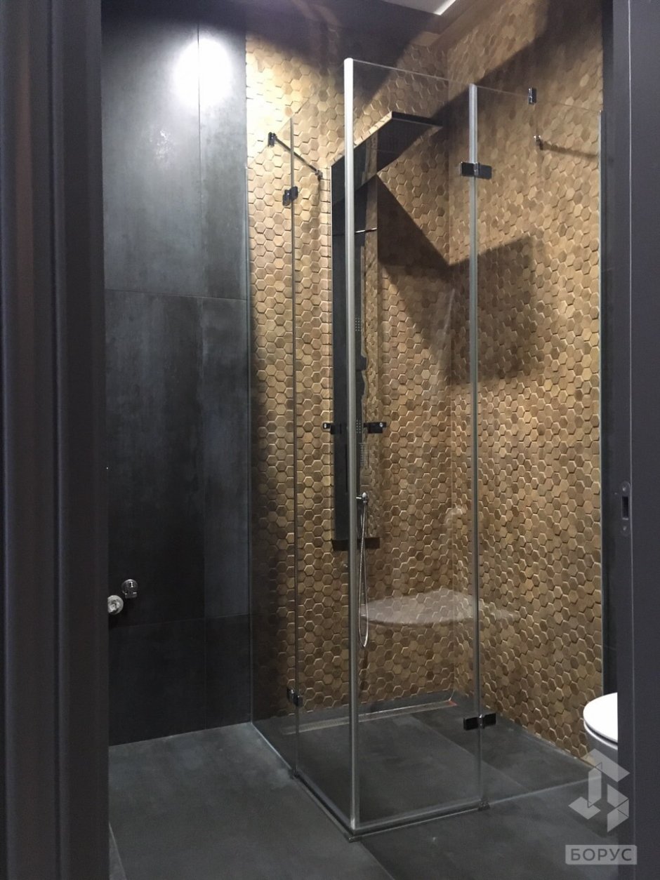Душевая кабина из плитки и стекла
