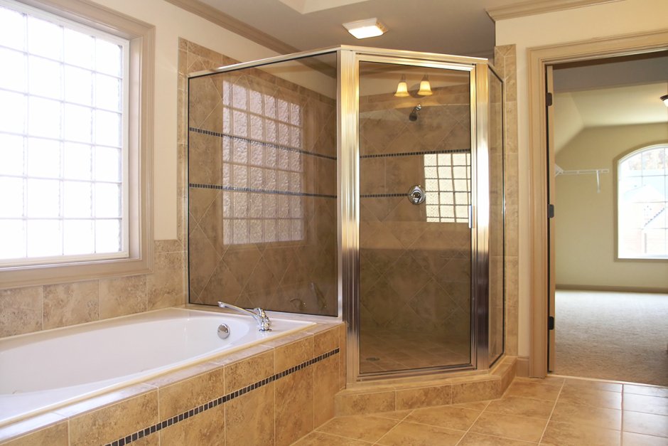 Ванна и душ рядом с перегородкой